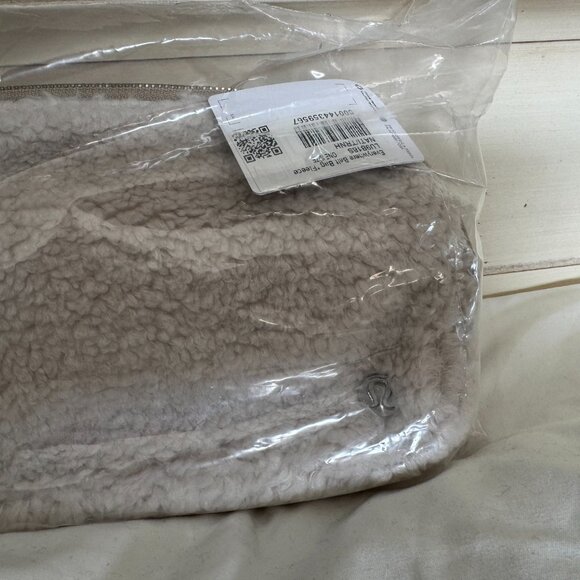 NWT, Lululemon Everywhere Belt Bag, Fleece, Burnt Caramel - Gold Hardware - Picture 7 of 9